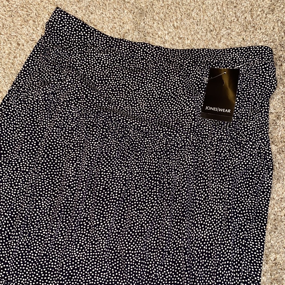 Jones Wear skirt SZ XL NWT. Machine washable.